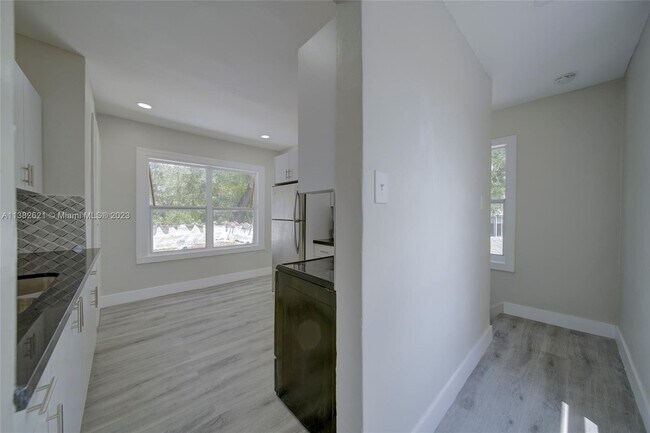Building Photo - 1045 NE 131st St