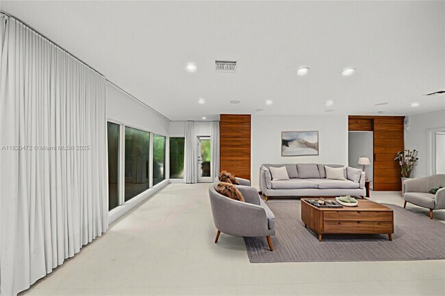 Foto del edificio - 6001 N Bay Rd