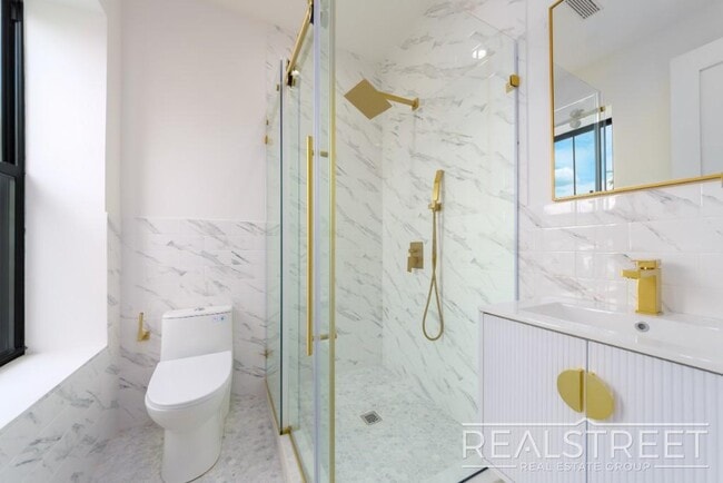 Foto del edificio - 3 Bed 3 Bath with W/D in unit!