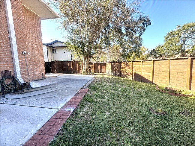 Foto del edificio - 6315 Deerwood Rd