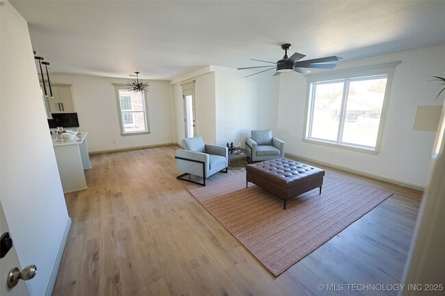 Foto del edificio - 112 W 2nd St