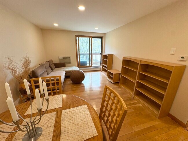 Building Photo - 140 Kenrick St