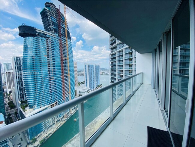 Foto del edificio - 475 Brickell Ave