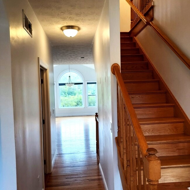 Looking towards kitchen and morning room from entry - 1238 Freedom Pt