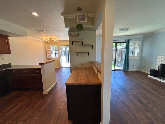 Building Photo - 1228 W Roseburg Ave