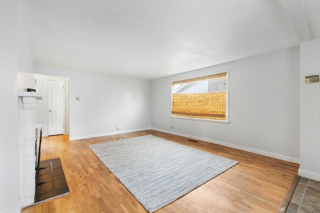 Foto del edificio - Charming 3BR Home with Private Yard in Puyallup