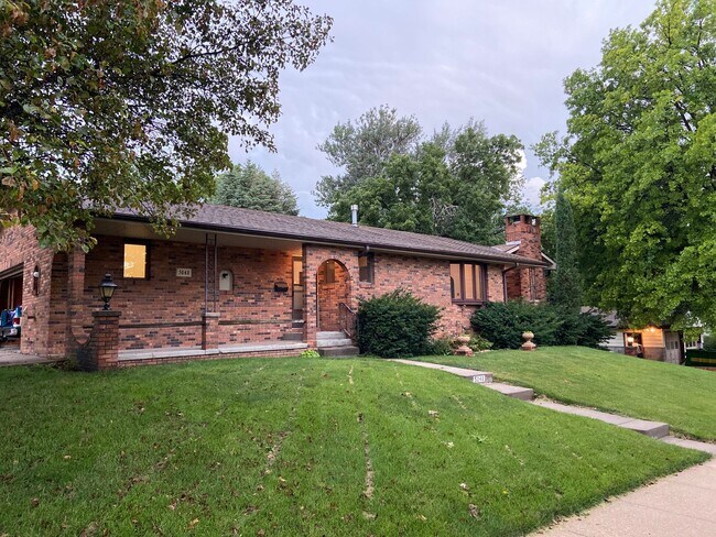 Foto del edificio - 4 Stall Garage, 3 Bed and 3.5 Baths in Cen...