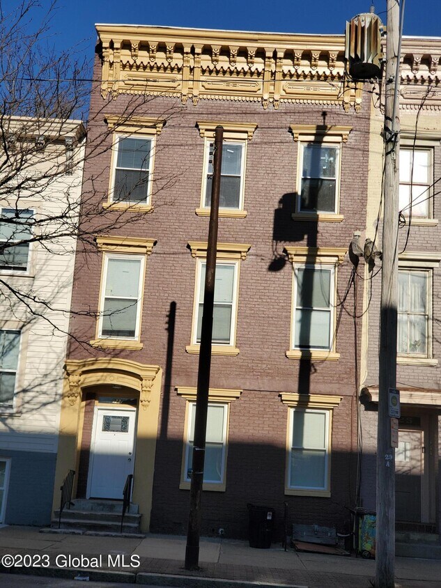 Primary Photo - 227 Clinton Ave