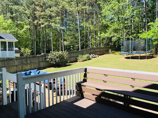 Building Photo - Welcome home! 3 bed, 2.5 bath, large walk ...