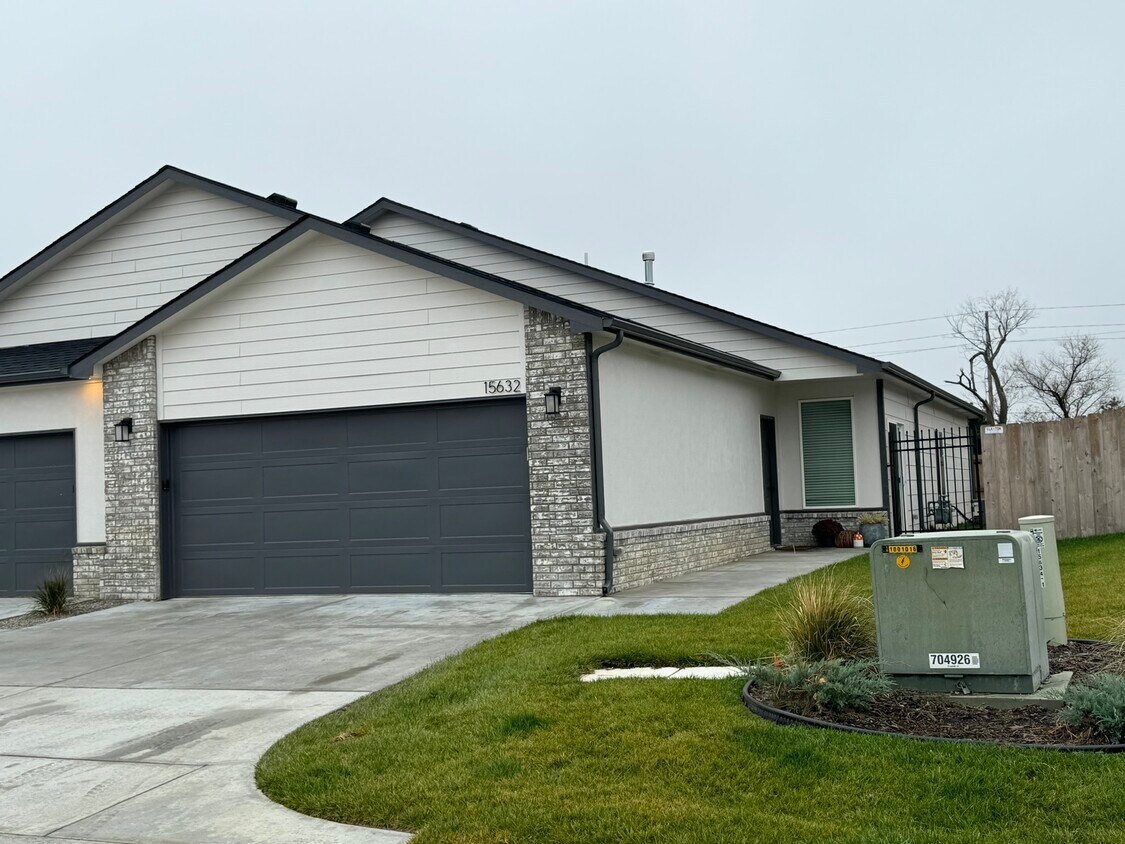 Primary Photo - 15632 E 21st Ct N