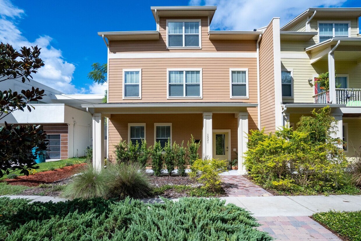 Primary Photo - Amazing 4/4.5 End Unit Townhome in Colonia...