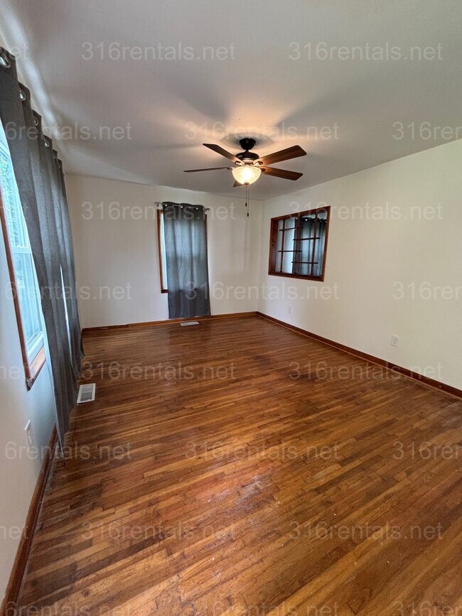 Building Photo - Three bed one bath house available now!