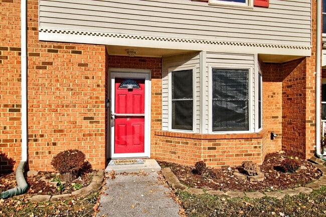 Building Photo - 207 Choisy Crescent