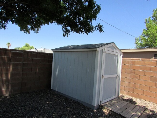 Building Photo - 3 Bedrooms, 2 Bath House