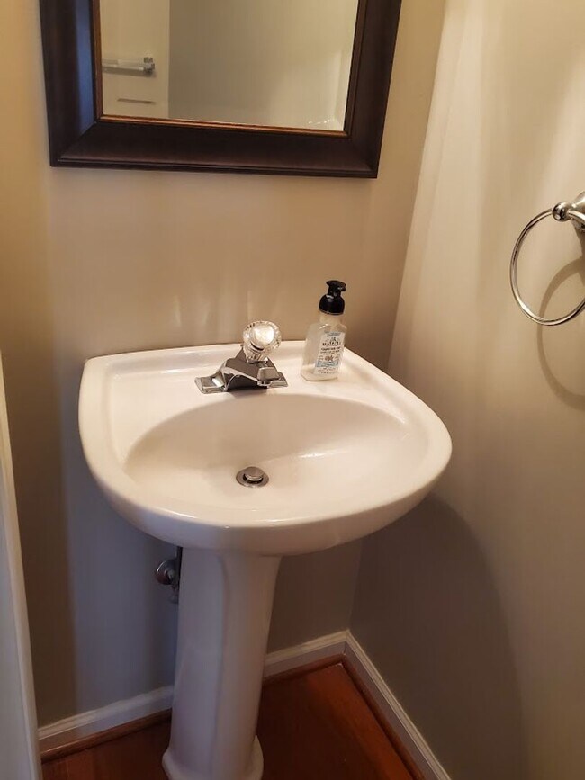 Foto del edificio - Fabulous Four Bedroom Colonial Home in Car...