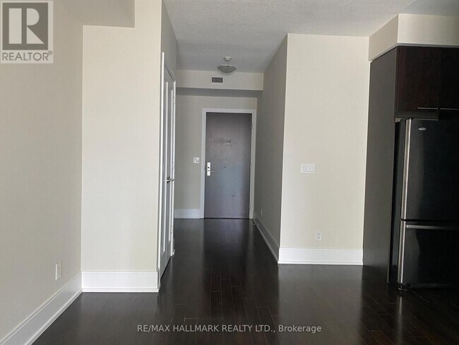 Photo du bâtiment - 70 Roehampton Ave