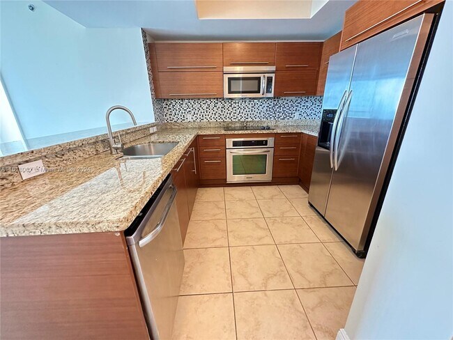 Building Photo - 2681 N Flamingo Rd