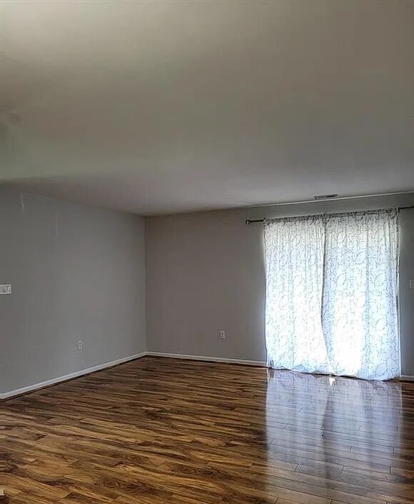 Foto del edificio - 1302 Commons at Kingswood Dr