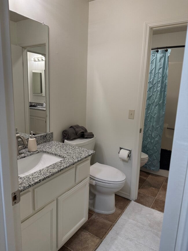 Half bathroom - 26 Eleanor Ln