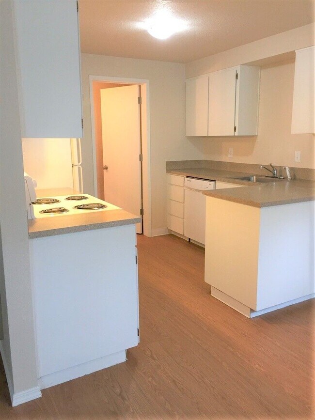 Building Photo - **AVAILABLE 11/4** Great SW Portland Townh...