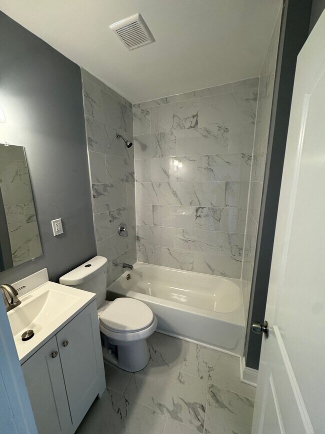 Foto del edificio - Charming Rowhome with Modern Touches in Ea...