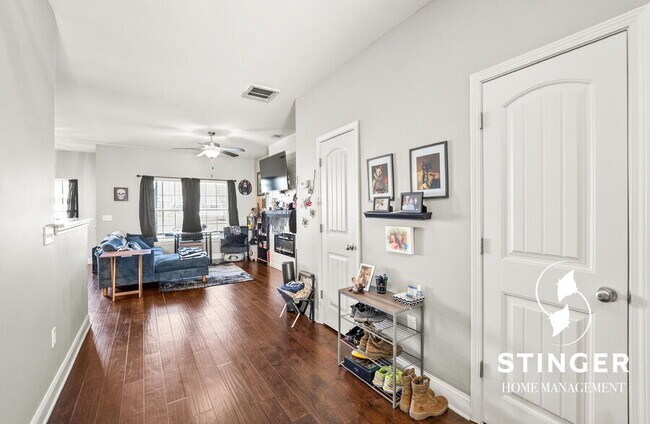 Foto del edificio - 332 Dante Cir