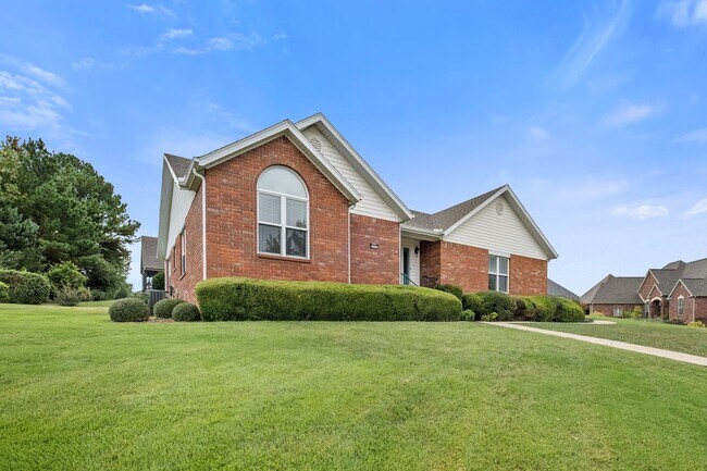 Building Photo - Charming 2 Bed, 2 Bath Home in a 55+ Commu...