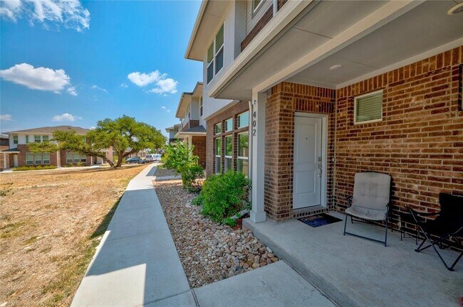Building Photo - 800 Riverway Ln