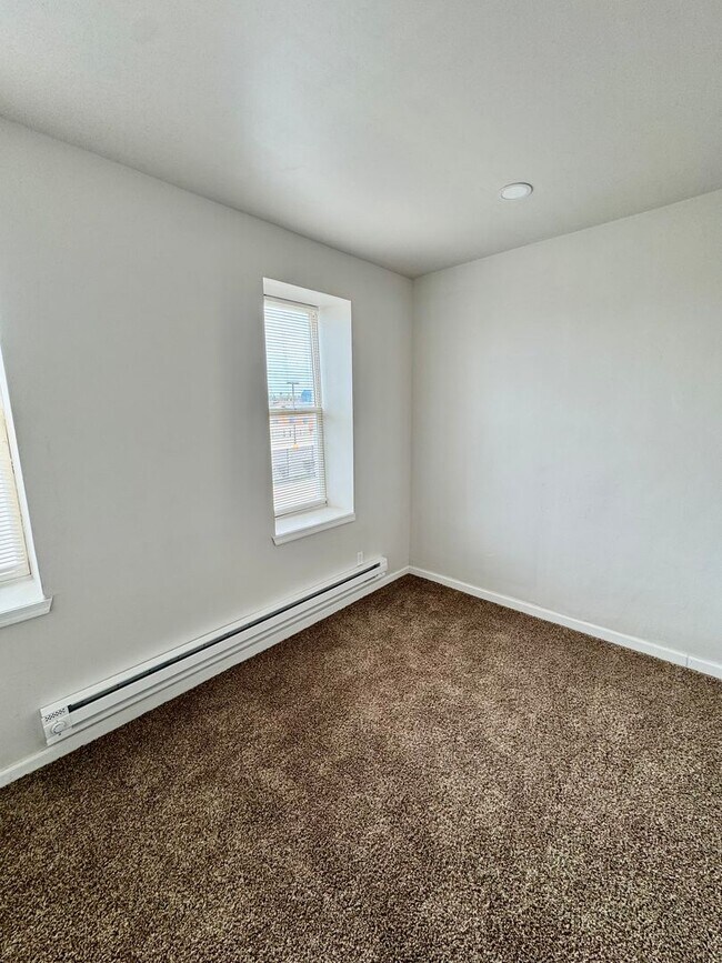 Building Photo - Recently Updated 1-Bedroom Apartment Avail...