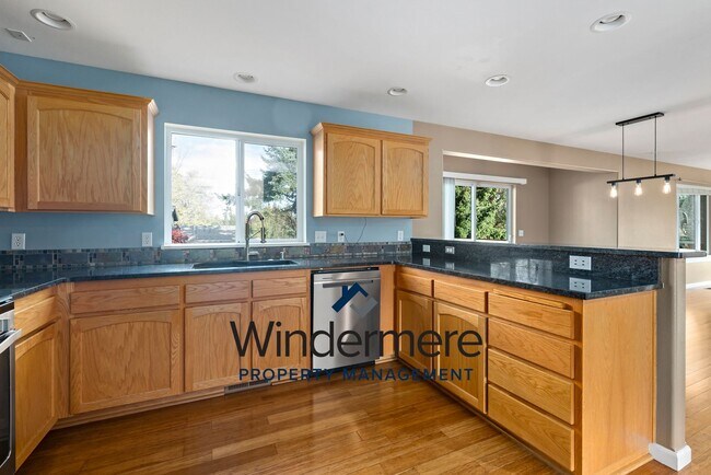 Building Photo - Beautiful 4 bedroom 2.5 bathroom home on large lot