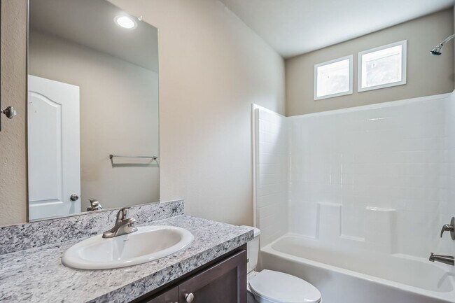 Foto del edificio - 1/2 off first month's rent and free Samsun...