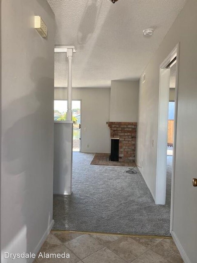 Building Photo - 3 br, 2.5 bath House - 1805 Otis Drive (LO