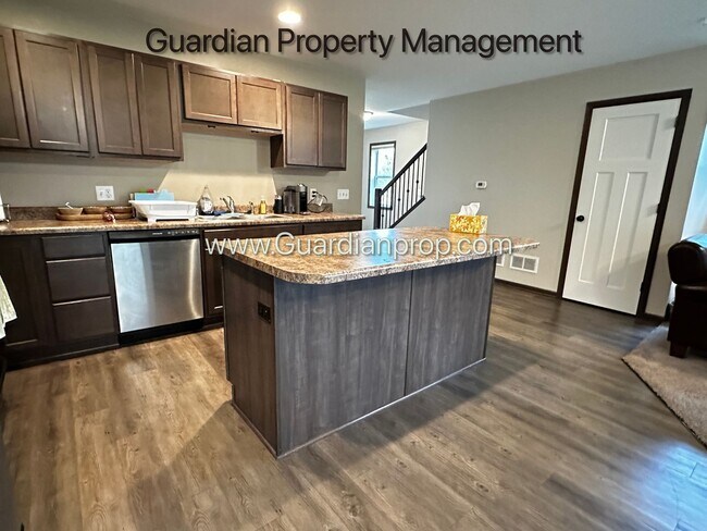 Foto del edificio - Lakeville Corner Unit, Walk out Patio, 2 Car Garage, W/D on Upper Level, 2.5 Baths