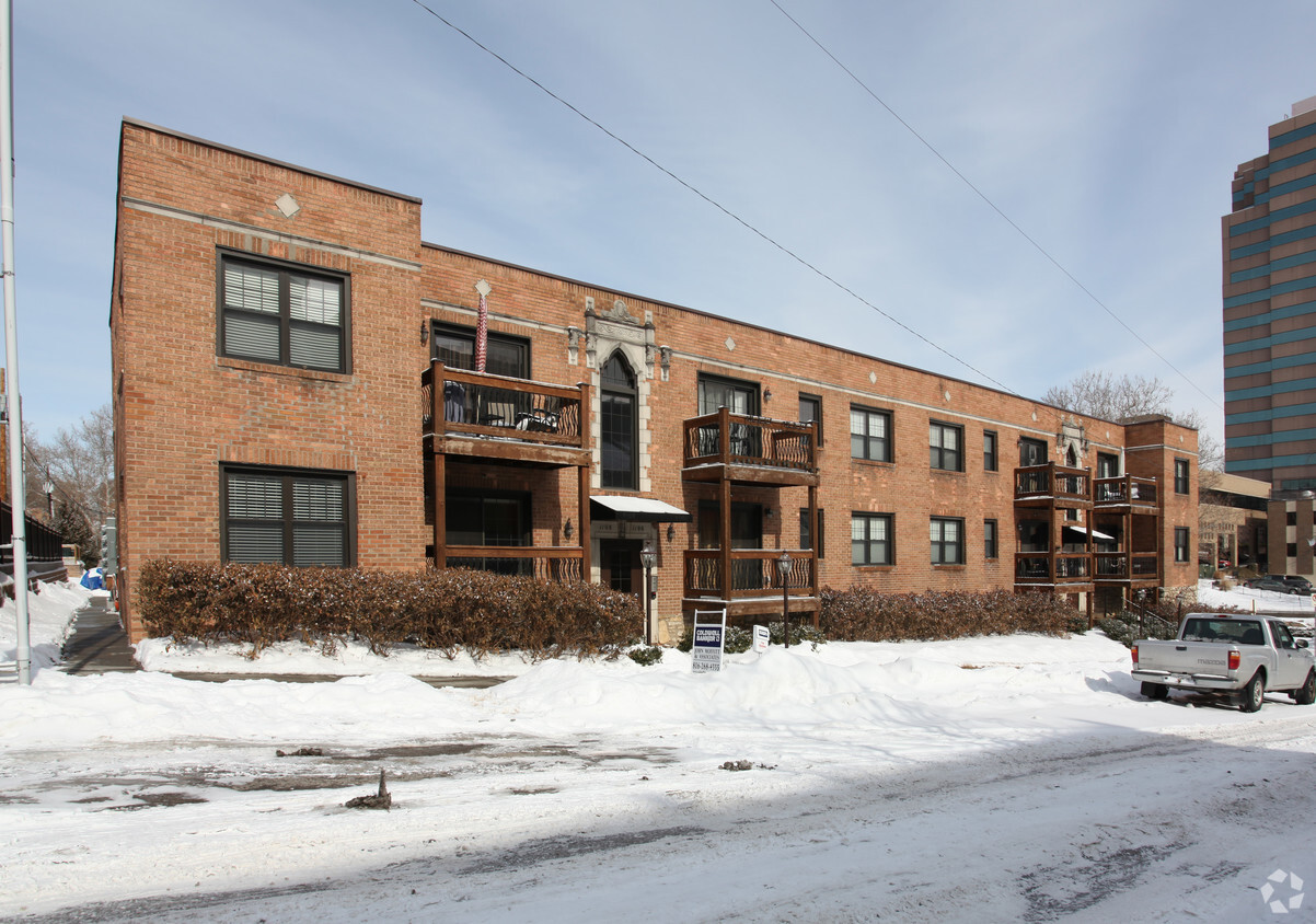 Building Photo - Plaza West