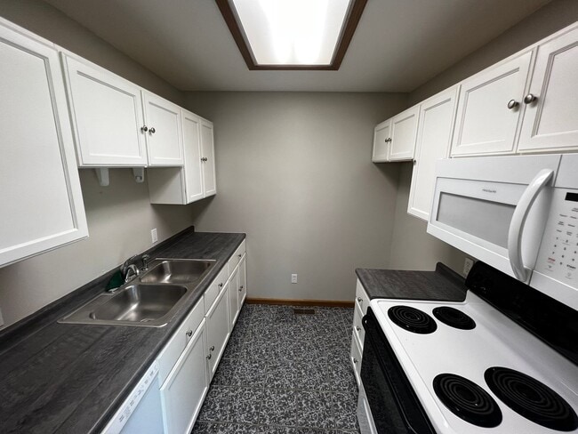 Foto del edificio - Hickory Hills Haven | Stylish 3BR Retreat with Garage, Deck & Dreamy Outdoor Space