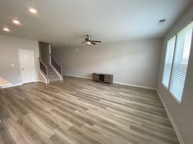 Building Photo - Introducing a spacious 3-bedroom, 2.5-bath...