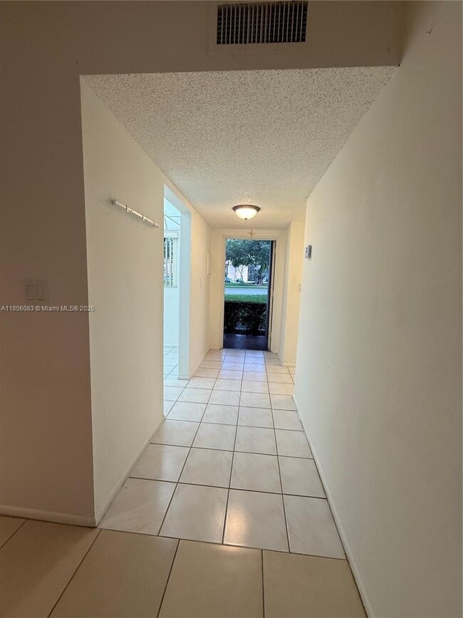 Foto del edificio - 8301 Sands Point Blvd