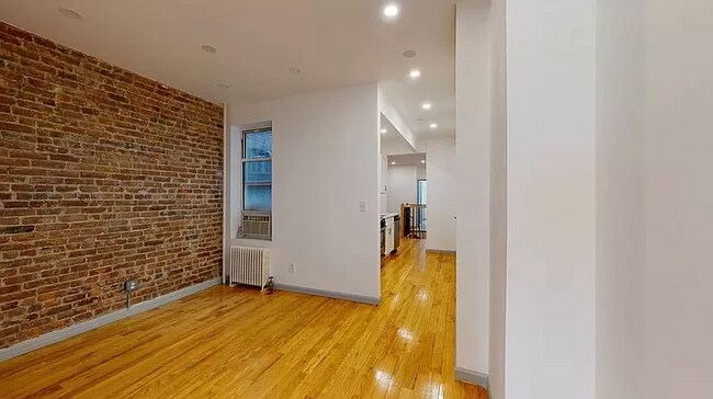 Building Photo - 934 Seneca Ave