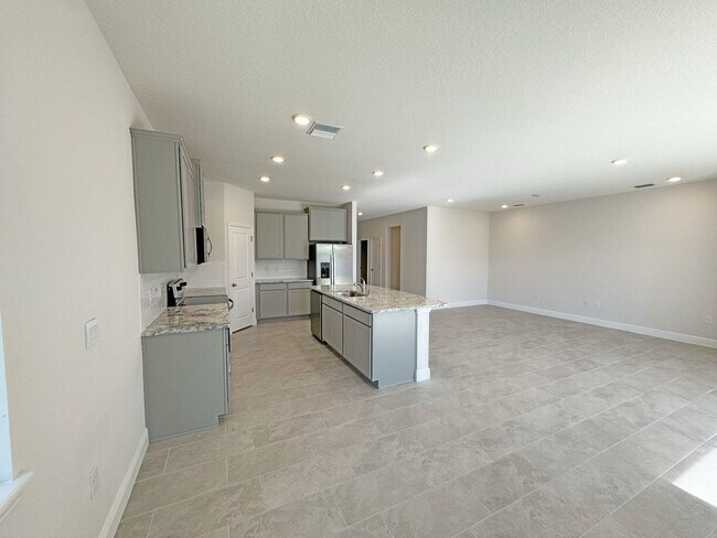 Building Photo - New Community in Apollo Beach!