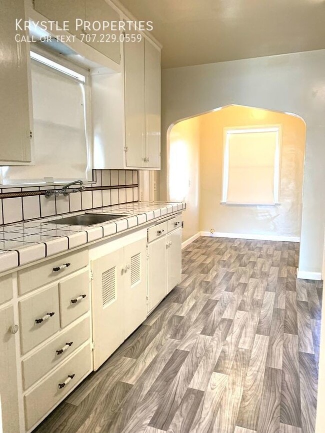 Building Photo - Adorable and spacious duplex with garage