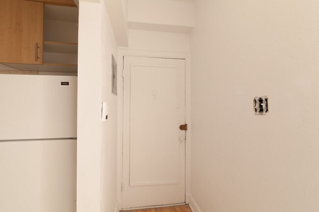 Building Photo - 4715 Chem. Queen Mary