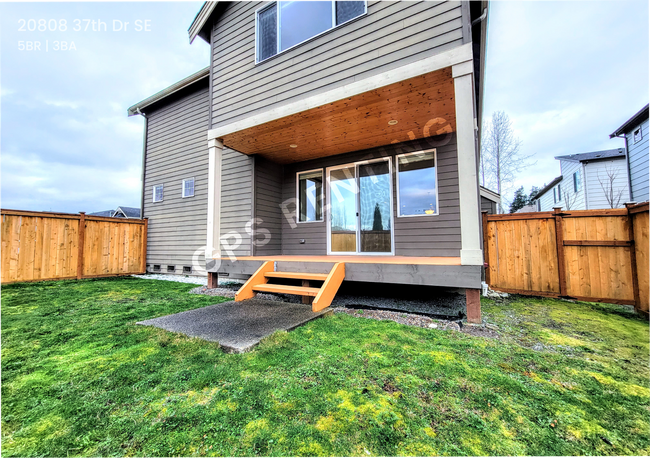 Building Photo - Luxury 4 bedroom Single Family Home in des...