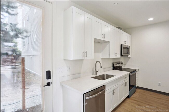 Foto del edificio - Spacious Townhome – Husky now leasing!