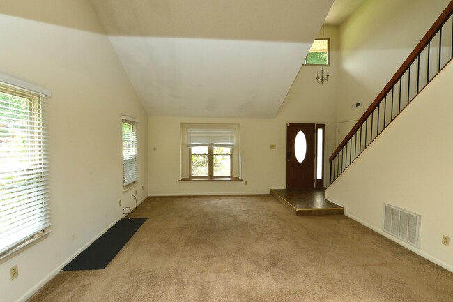 Building Photo - 1548 Beachview Dr