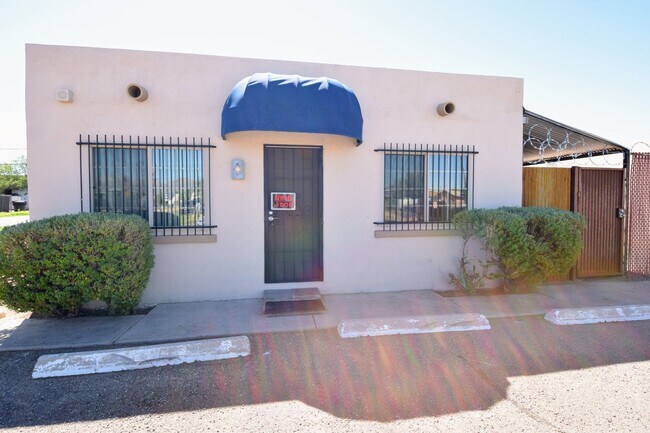 Building Photo - Stand Alone 2 Bed 1 Bath with Private Yard...