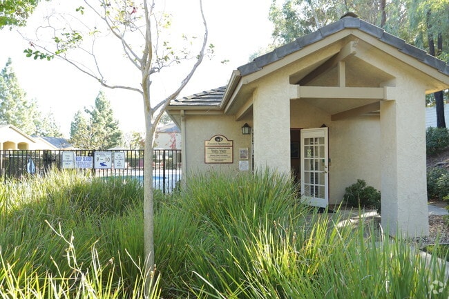 Foto principal - Pinecrest Apartments