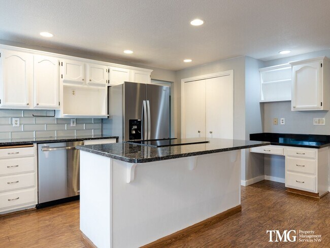 Building Photo - Stunning 4 Bedroom in Vancouver on 1/3 Acr...