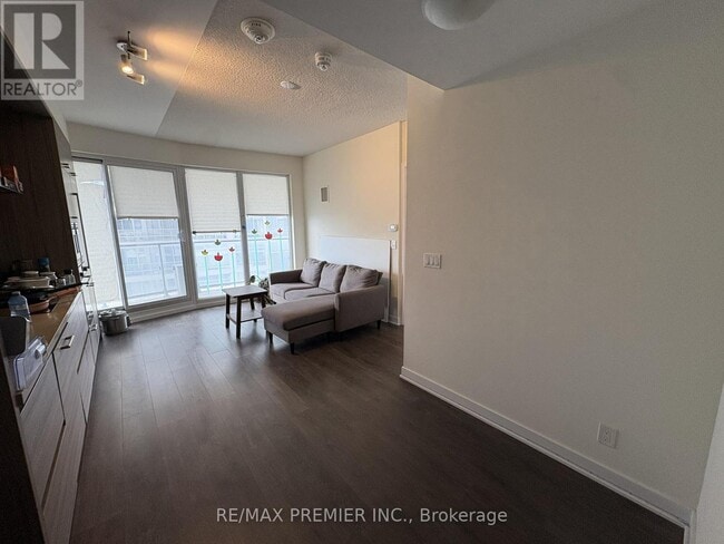 Photo du bâtiment - 2221 Yonge St