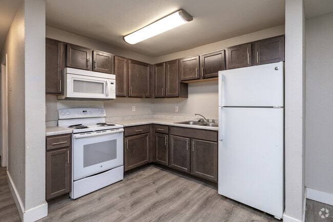3BR, 1BA - 792SF - Kitchen - The Arbors at McCormick Park