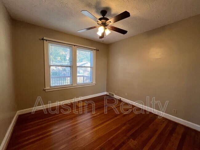 Foto del edificio - 6221 Fyler Ave
